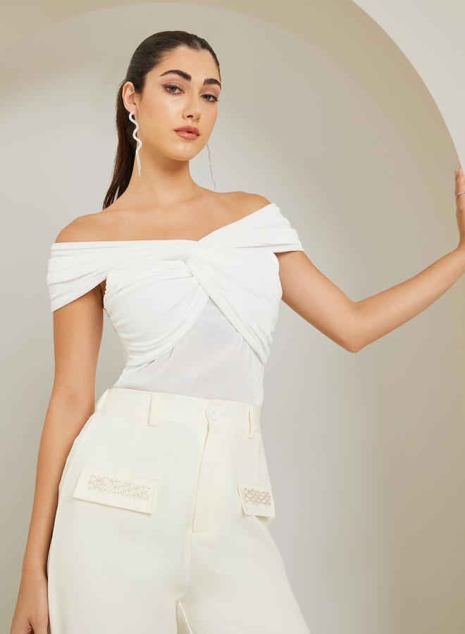 ستايلي بلوزة محبوكة مكشوفة الكتفين بتصميم ملتوي - Image 1